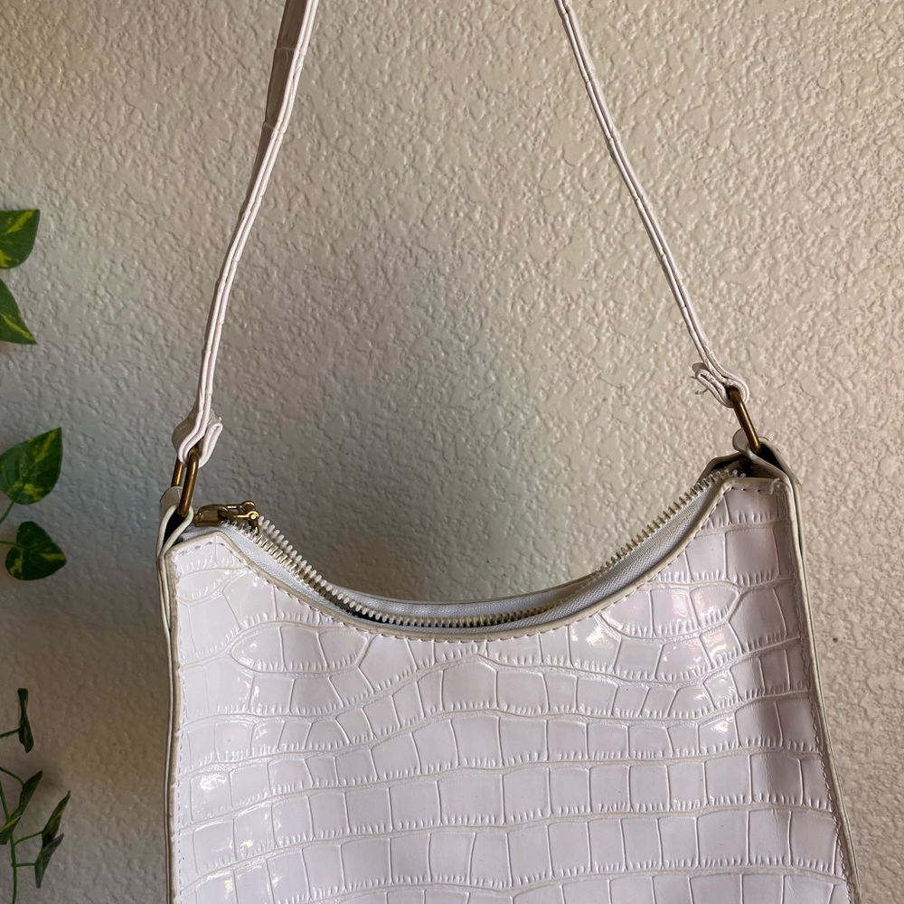 Elegant White Croc-Embossed Shoulder Bag